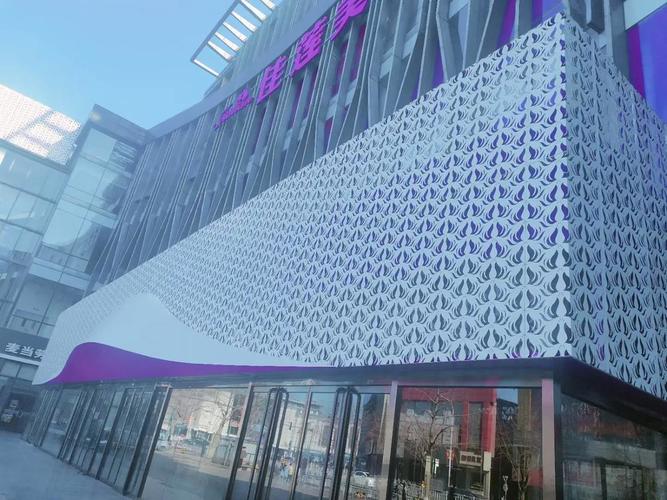 冲孔铝单板幕墙多少钱一平方 材料价格与施工优势全解析