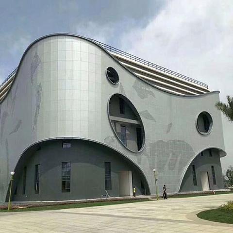 穿孔铝单板价格猛涨 2026建筑幕墙选材应对策略