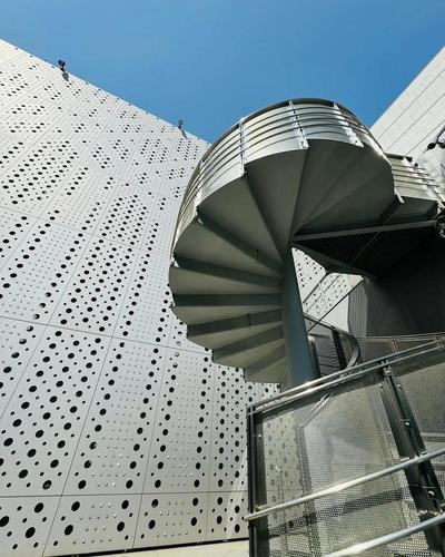 冲孔铝单板价格影响因素与最新报价分析